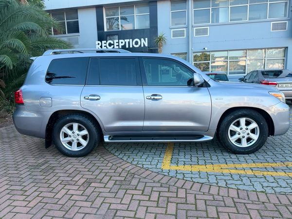2010-Lexus-LX-570 image:9