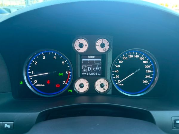 2010-Lexus-LX-570 image:13