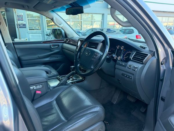 2010-Lexus-LX-570 image:14