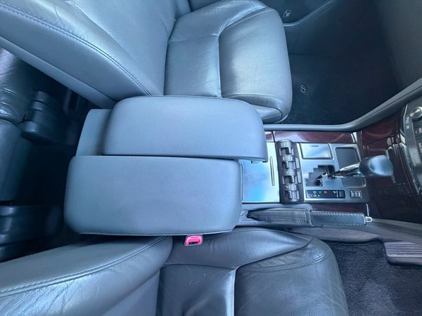 2010-Lexus-LX-570 image:16