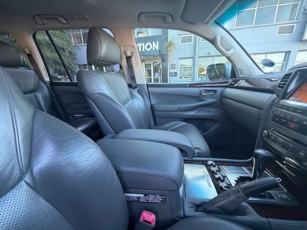 2010-Lexus-LX-570 image:17