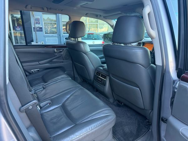 2010-Lexus-LX-570 image:18