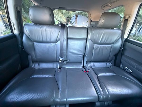 2010-Lexus-LX-570 image:19