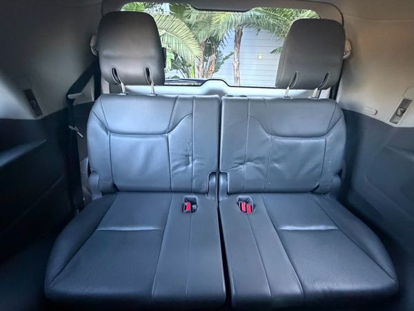 2010-Lexus-LX-570 image:20