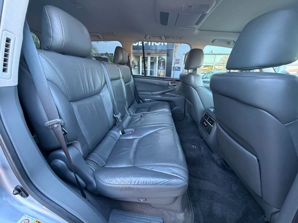 2010-Lexus-LX-570 image:21