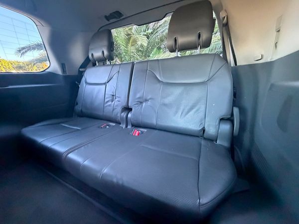 2010-Lexus-LX-570 image:22