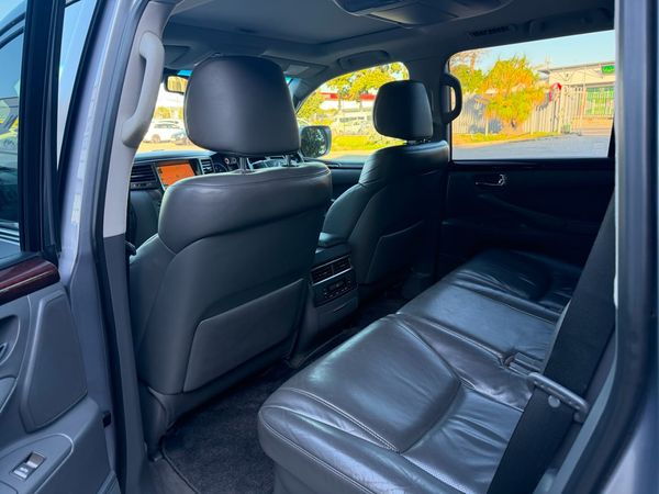 2010-Lexus-LX-570 image:24
