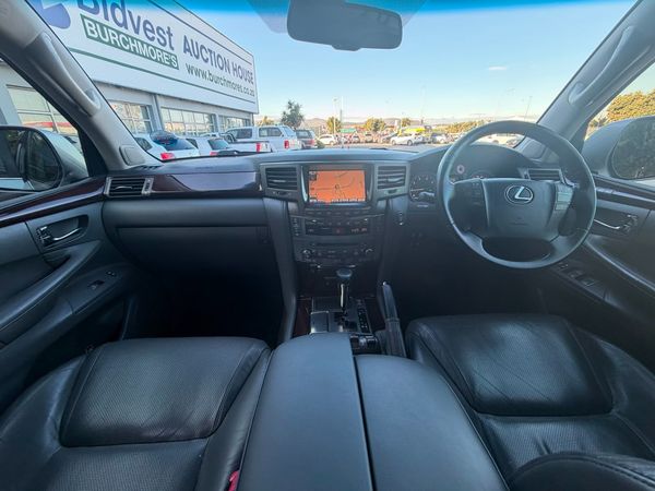 2010-Lexus-LX-570 image:25