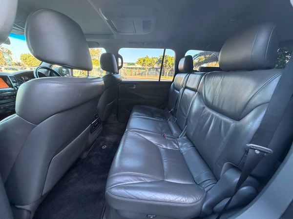 2010-Lexus-LX-570 image:26