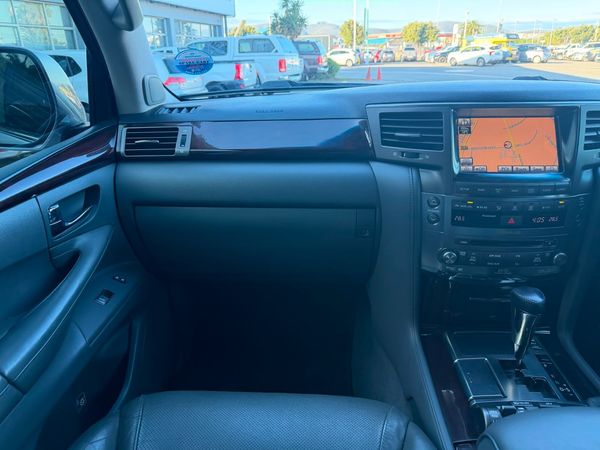 2010-Lexus-LX-570 image:27