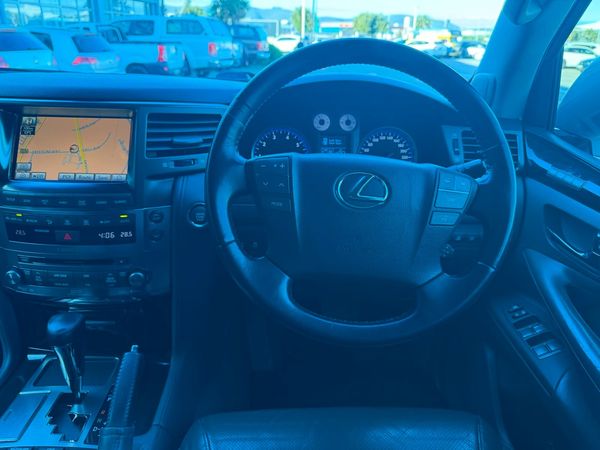 2010-Lexus-LX-570 image:29