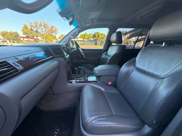 2010-Lexus-LX-570 image:31