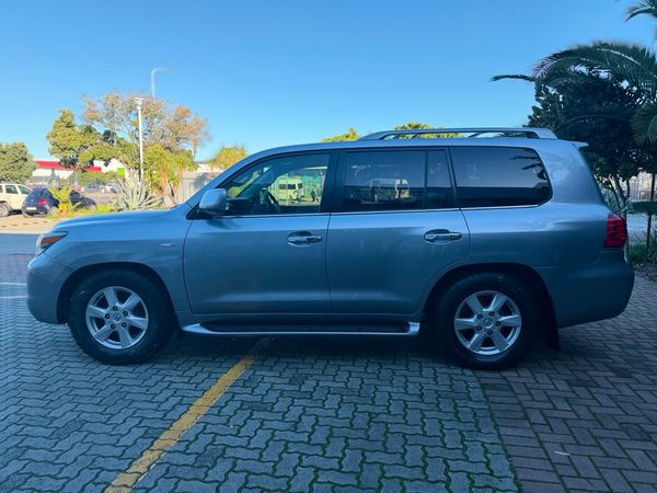 2010-Lexus-LX-570 image:3