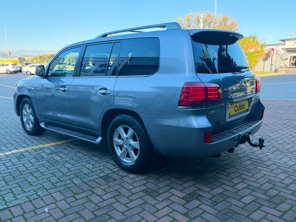 2010-Lexus-LX-570 image:6