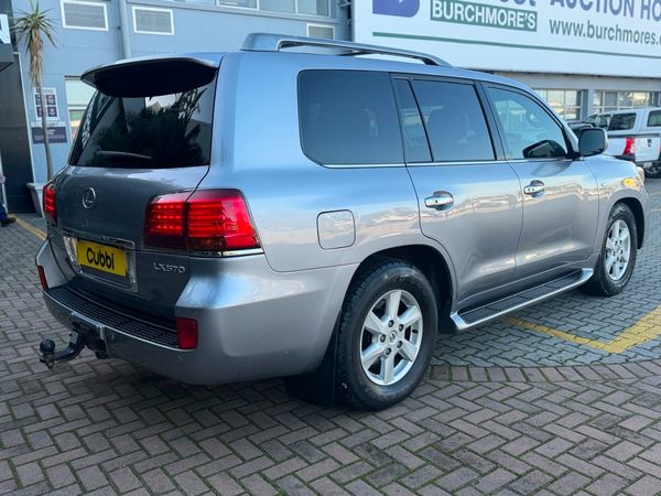 2010-Lexus-LX-570 image:8