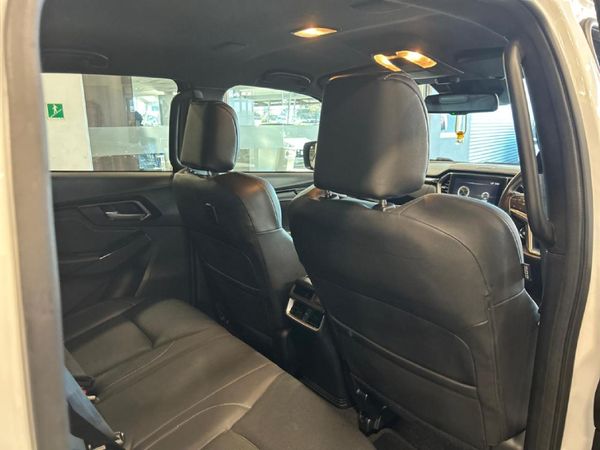 2022-Isuzu-D-Max-30-DDI-V-Cross-HR-Auto-Double-Cab image:3