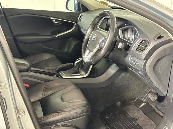 2015-Volvo-V40-CC-T4-Inscription-Auto image:9