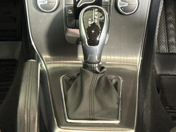 2015-Volvo-V40-CC-T4-Inscription-Auto image:10