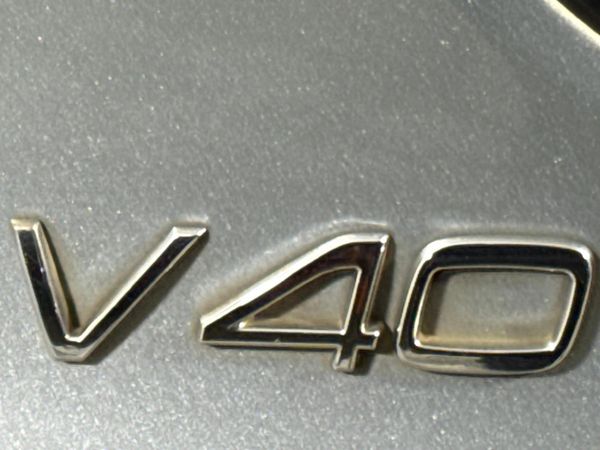 2015-Volvo-V40-CC-T4-Inscription-Auto image:11