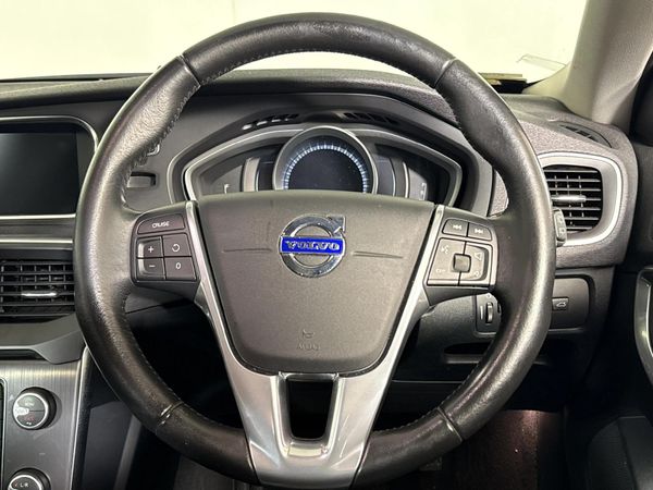 2015-Volvo-V40-CC-T4-Inscription-Auto image:12