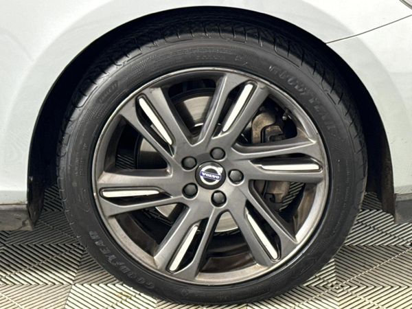 2015-Volvo-V40-CC-T4-Inscription-Auto image:4