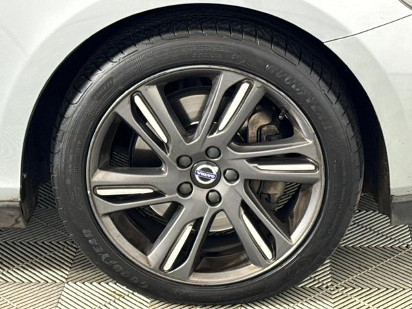 2015-Volvo-V40-CC-T4-Inscription-Auto image:5