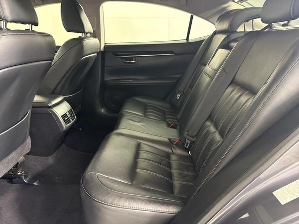 2018-Lexus-ES-250 image:3