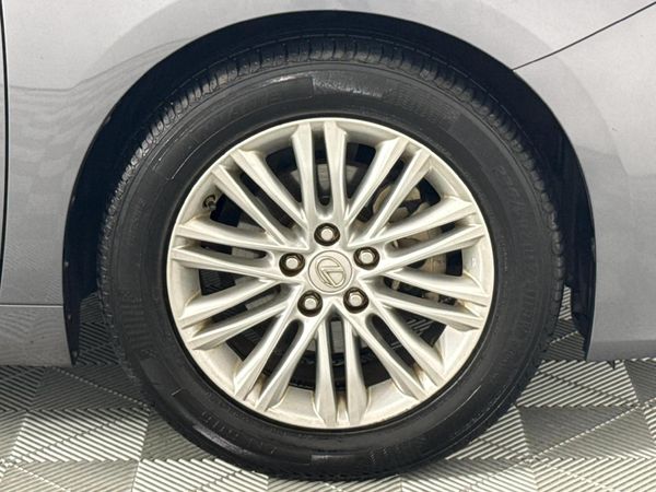 2018-Lexus-ES-250 image:4