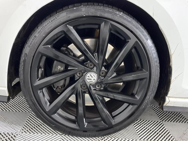 2017-Volkswagen-Golf-VII-20-TSI-R-Auto image:4