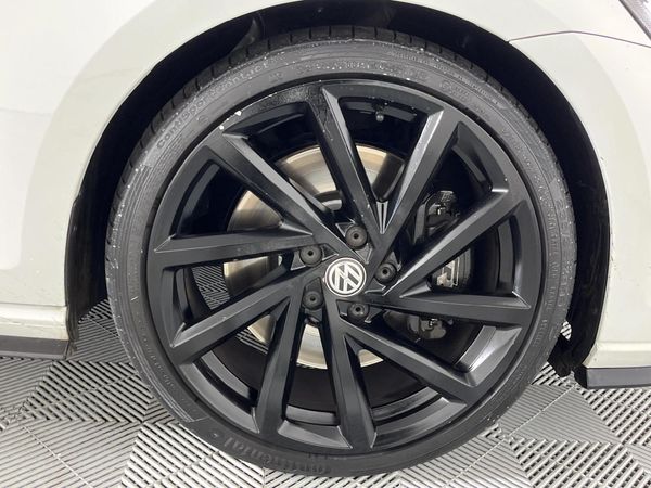 2017-Volkswagen-Golf-VII-20-TSI-R-Auto image:5