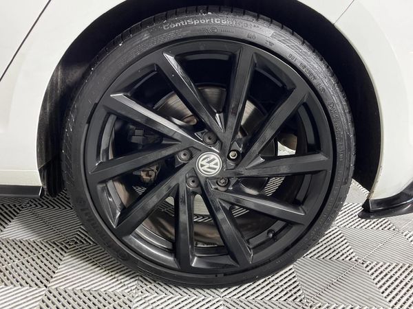 2017-Volkswagen-Golf-VII-20-TSI-R-Auto image:6