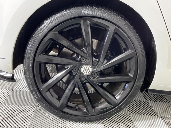 2017-Volkswagen-Golf-VII-20-TSI-R-Auto image:7