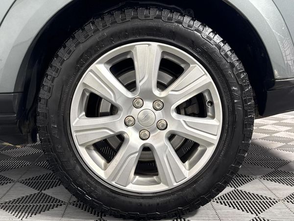 2015-Land-Rover-Discovery-4-30-TD-SD-V6-SE image:6