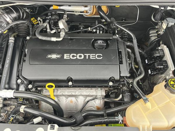 2014-Chevrolet-Sonic-16-LS-Hatch image:12
