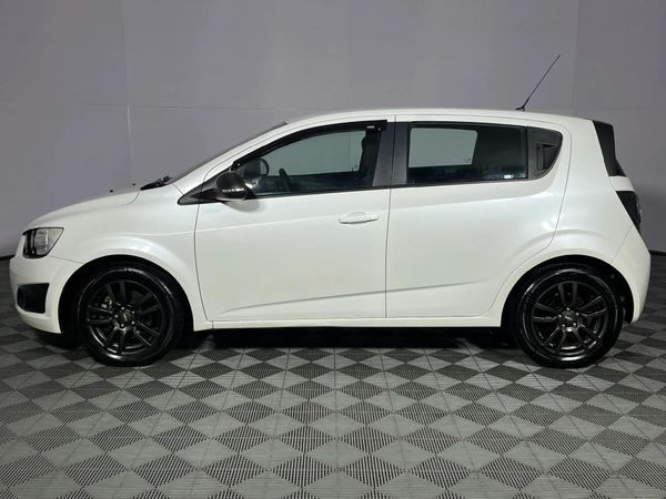 2014-Chevrolet-Sonic-16-LS-Hatch image:18