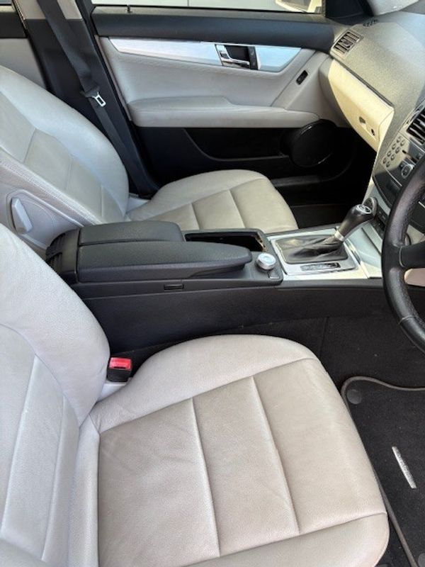 2011-Mercedes-Benz-C-Class-C300-AUTO-AVANTGARDE-SEDAN image:12