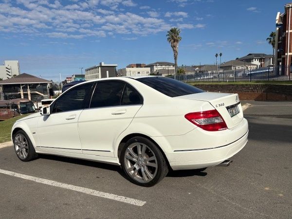 2011-Mercedes-Benz-C-Class-C300-AUTO-AVANTGARDE-SEDAN image:4