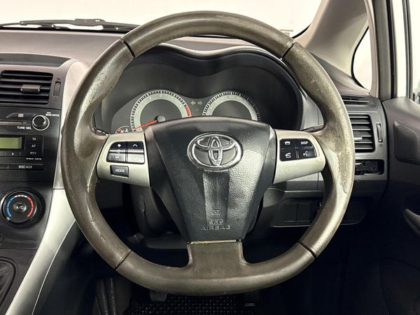 2011-Toyota-Auris-13-X image:9