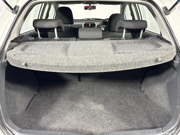 2011-Toyota-Auris-13-X image:11