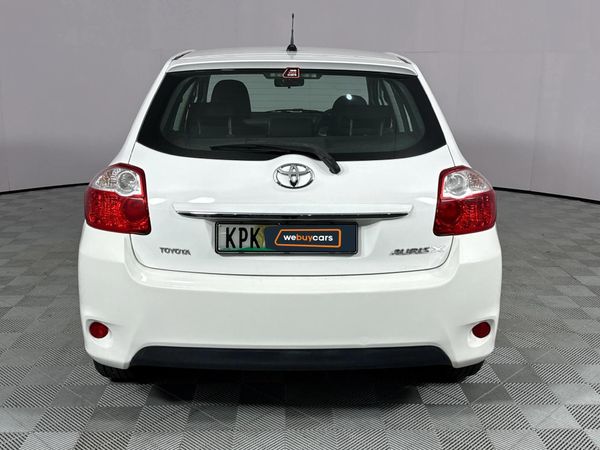 2011-Toyota-Auris-13-X image:15
