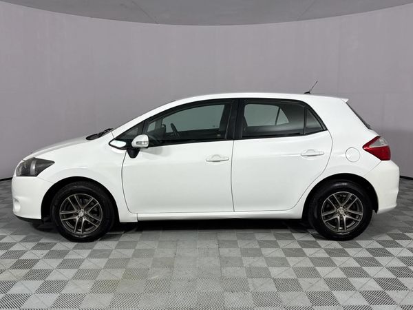 2011-Toyota-Auris-13-X image:16