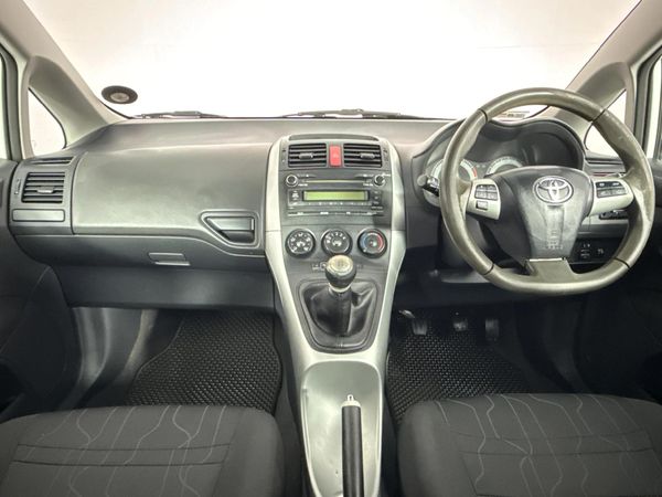2011-Toyota-Auris-13-X image:1