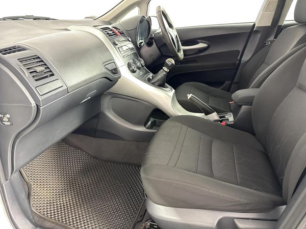 2011-Toyota-Auris-13-X image:5