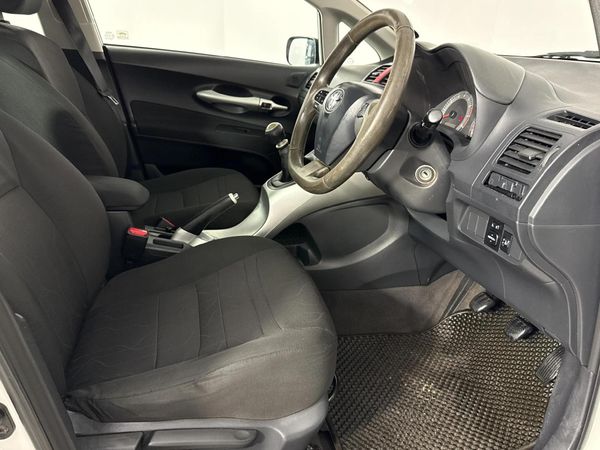 2011-Toyota-Auris-13-X image:6