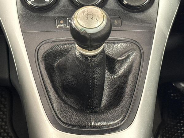 2011-Toyota-Auris-13-X image:7