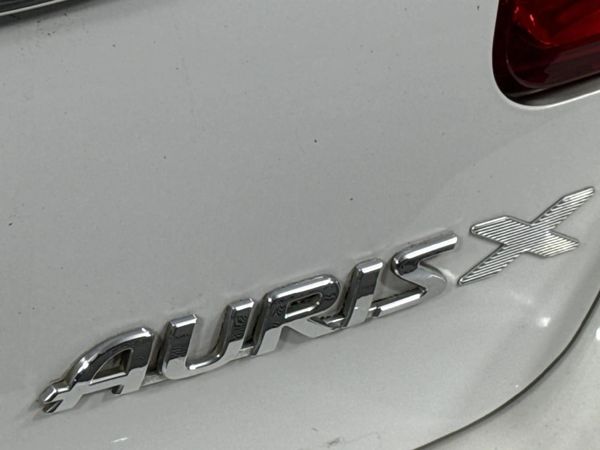 2011-Toyota-Auris-13-X image:8