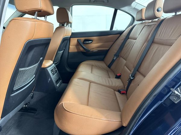 2010-BMW-3-Series-320i-Auto image:3