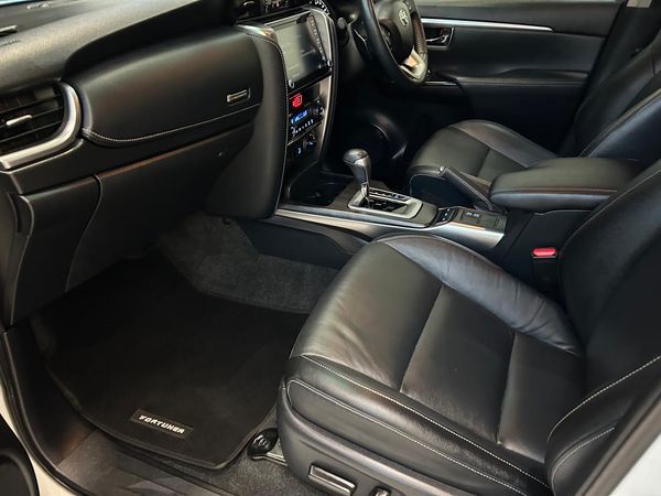 2022-Toyota-Fortuner-28-GD-6-4x4-Auto image:17