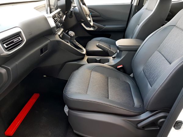 2026-Peugeot-Landtrek-19D-Active-Double-Cab-4x4 image:7