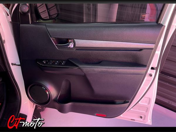 2022-Toyota-Hilux-28-GD-6-Raised-Body-Legend-4x4-Double-Cab image:11